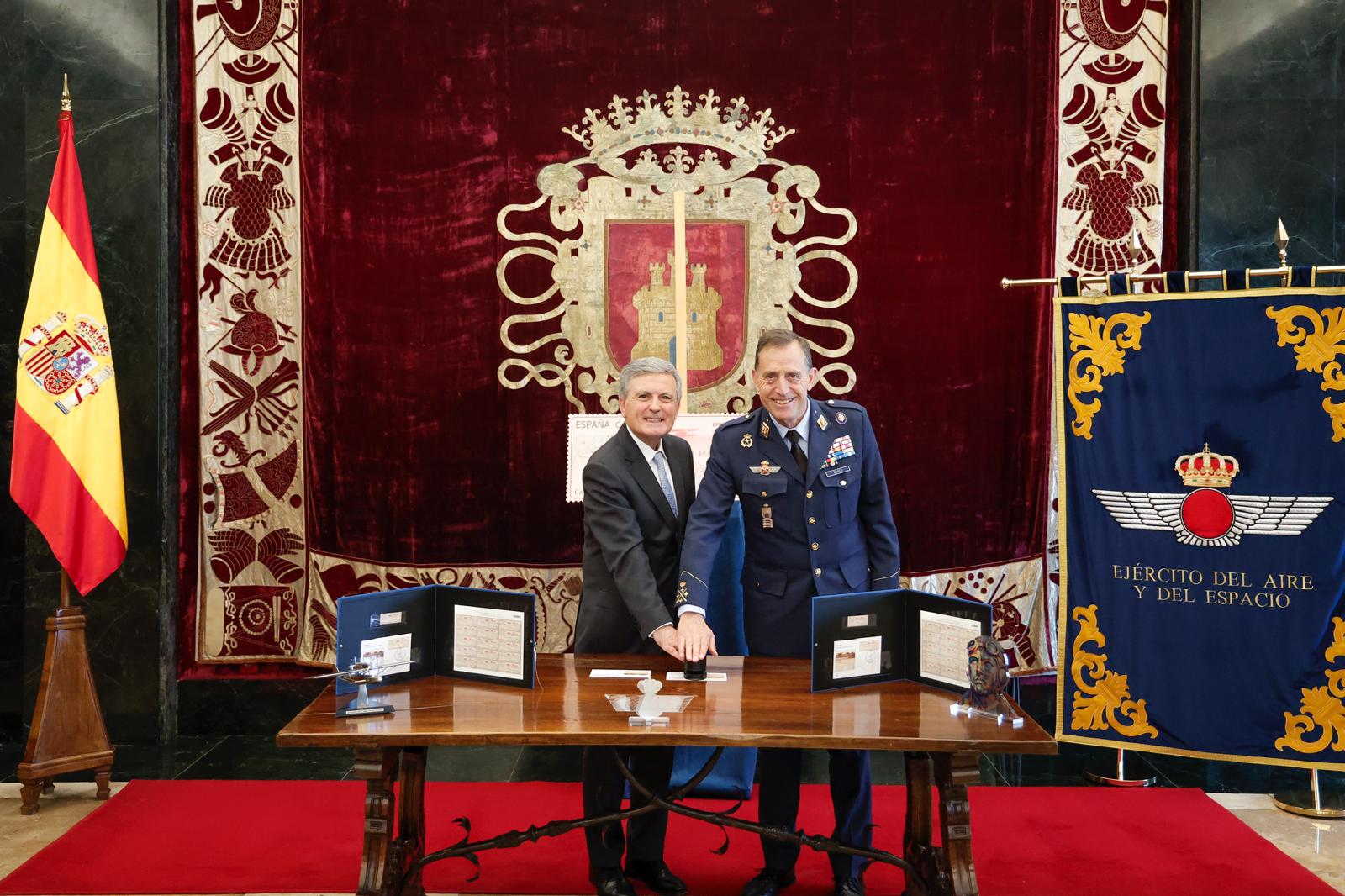 Sello conmemorativo del centenario del raid aéreo Madrid-Manila