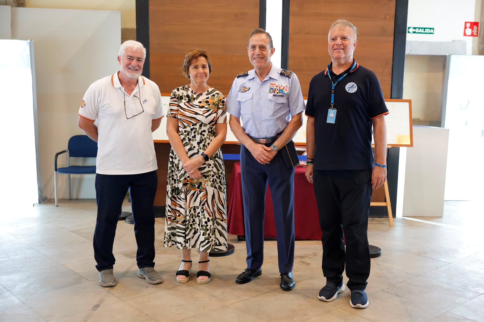 el-jema-visita-en-gijon-la-exposicion-sobre-los-grandes-vuelos-de-la-aviacion-espanola